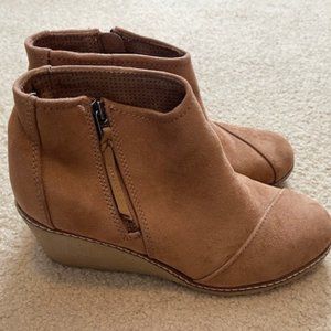 Toms Women's Wedge Shoes, size 8.5, brown
